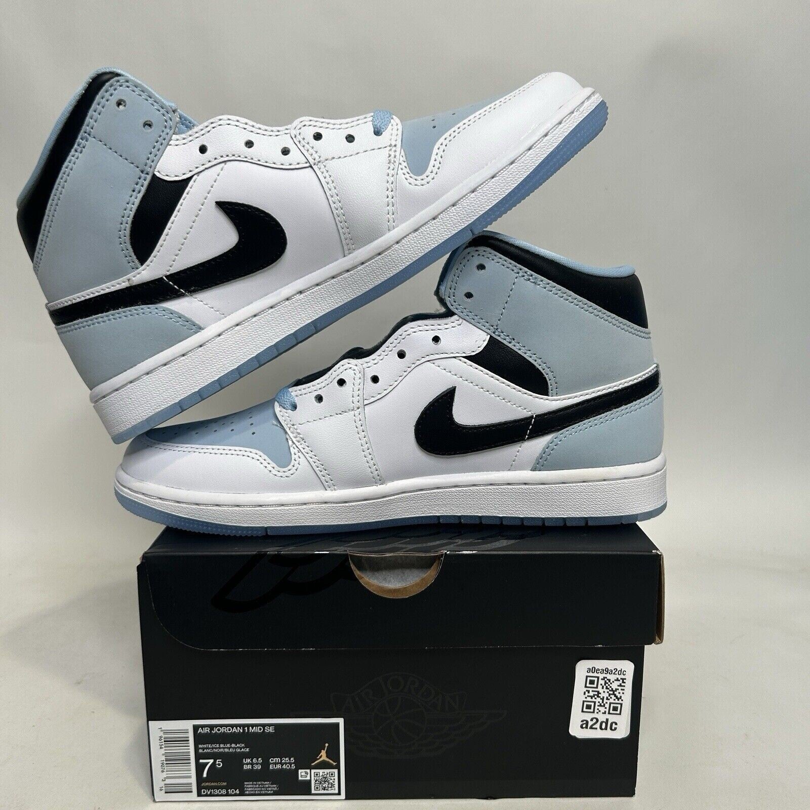 Nike Shoes Air Jordan 1 Mid SE “UNC/Ice Blue" 2024