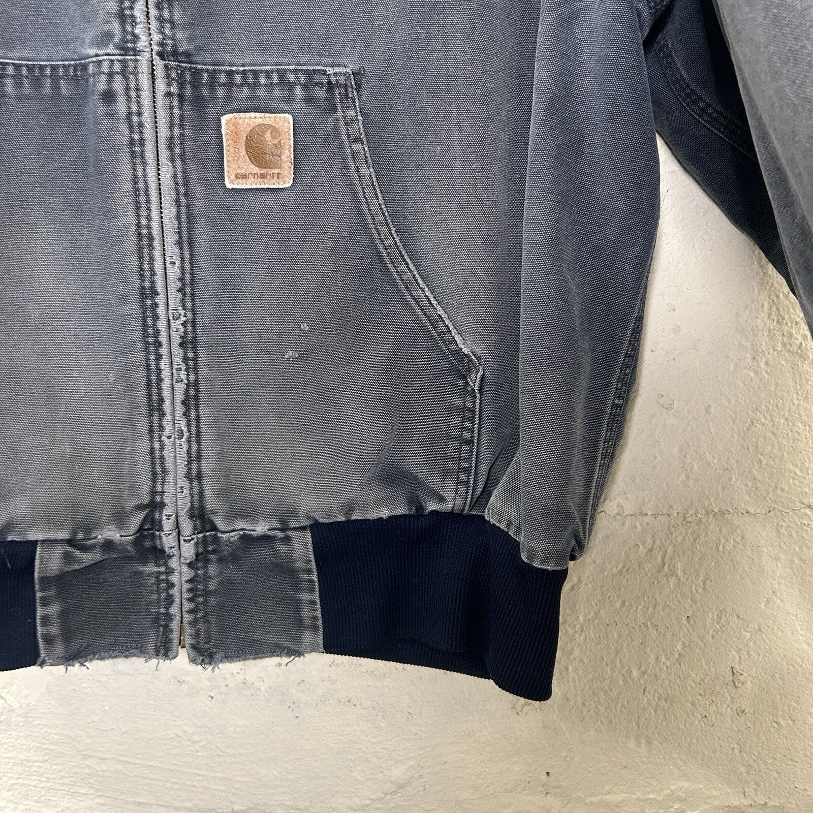 Vintage Faded Carhartt Hooded Active Jacket “Navy Blue” JQ283 Men’s X-Large